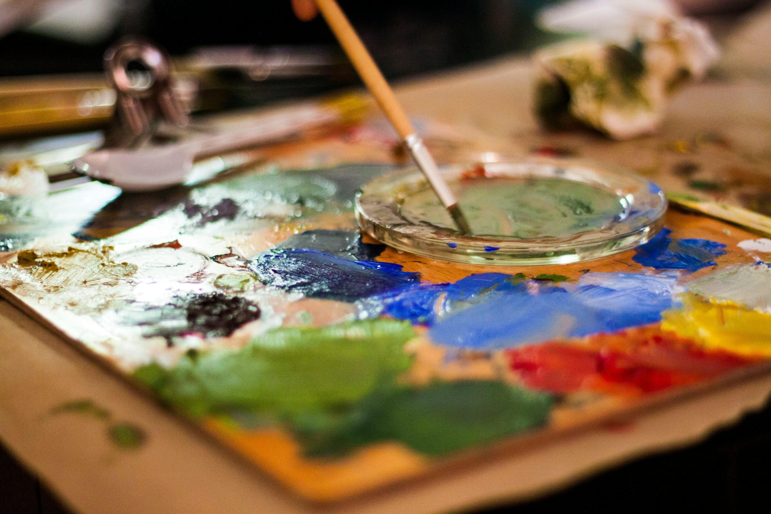 Paint brush and pallet with colors